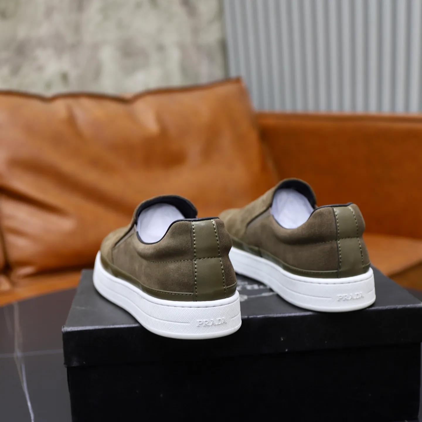 Ex-factory price: 420💰🙅‍♂️🙅‍♂️🙅‍♂️ Brand: PRADA Standard code: 38-44 (45 customized) Grade: Same as the official website Material: Original leather splicing, comfortable and breathable lining, original wear-resistant outsole Style category: Men's fashionable casual shoes, running shoes, noble luxury brand elements, top luxury Color: actual picture color